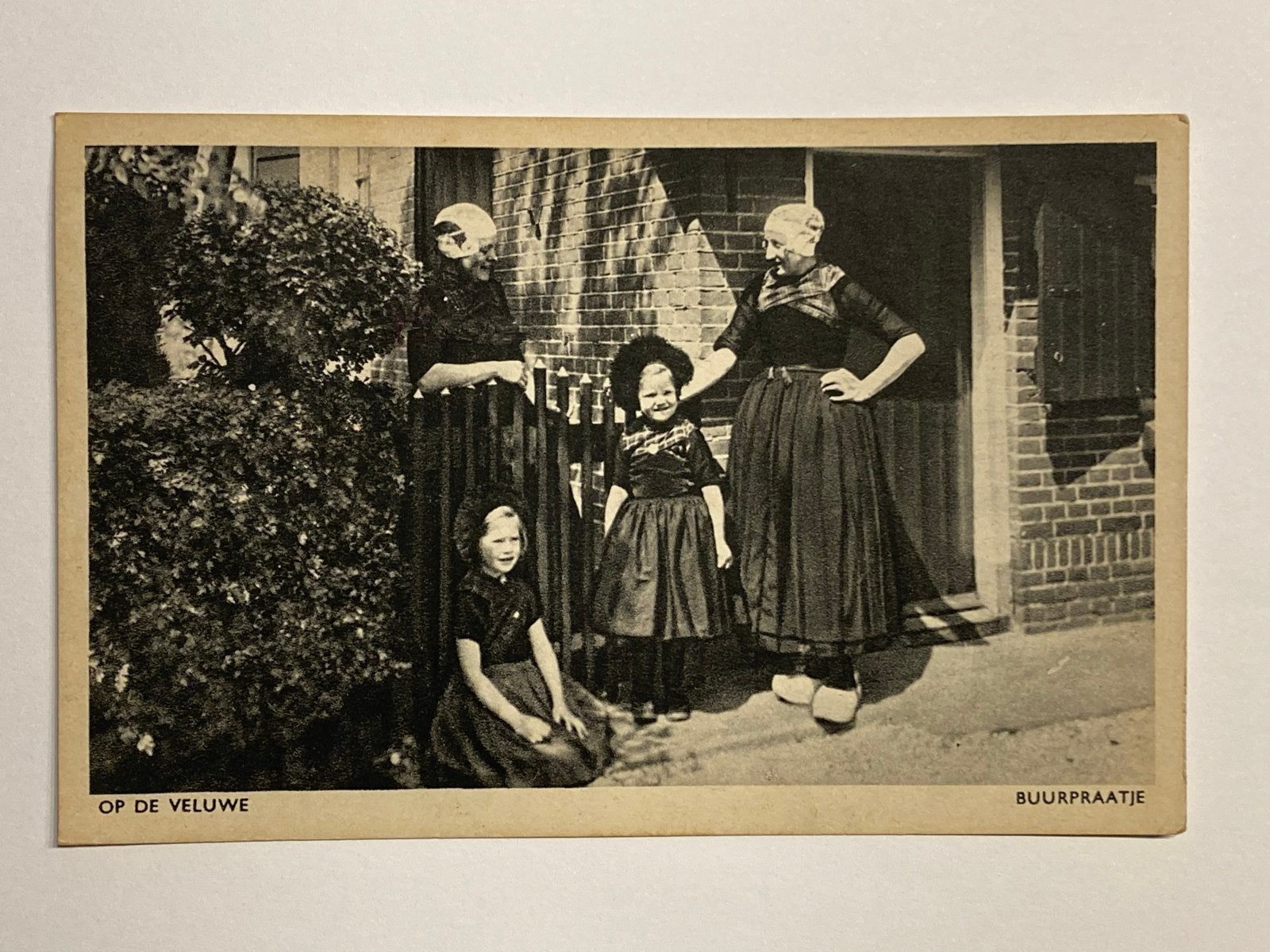 Oude ansichtkaart: Op de Veluwe - Buurtpraatje, Verzenden, 1920 tot 1940, Gelopen, Gelderland
