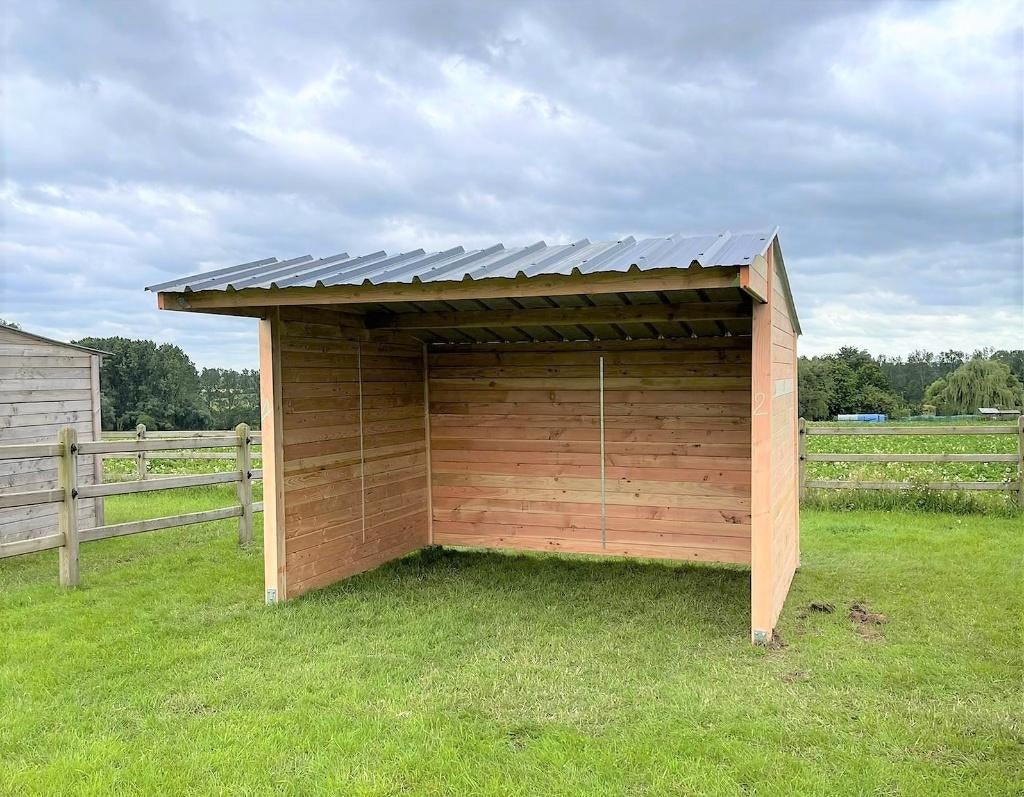 Schuilstal 3x4m + Luifel in massief Douglashout., Weidegang, 2 of 3 paarden of pony's