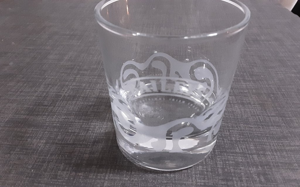 BAILEYS glaasje, waves, 8 cm hoog, 1 stuk, Verzamelen, Glas en Borrelglaasjes, Ophalen of Verzenden, Zo goed als nieuw, Borrel- of Shotglas