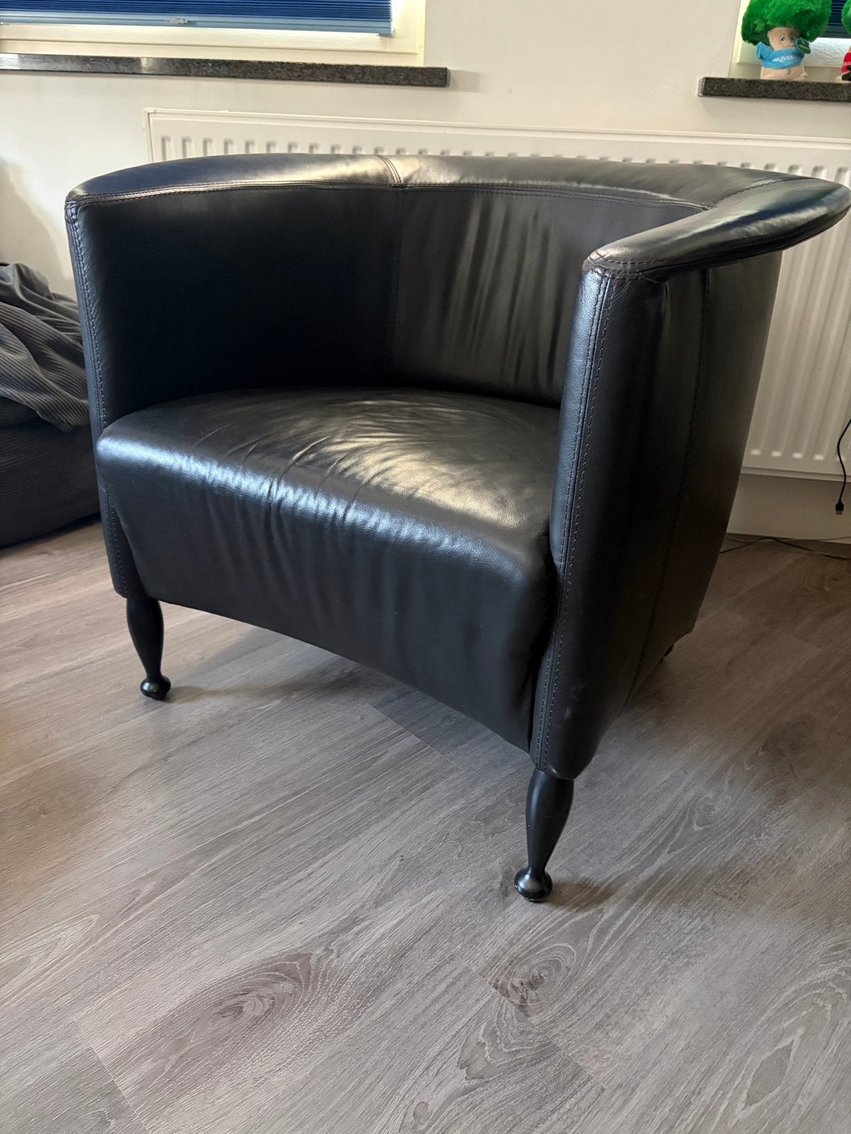Zwarte leren fauteuil - Comfortabel en stijlvol, Huis en Inrichting, Fauteuils, Ophalen, Gebruikt, Leer, 75 tot 100 cm