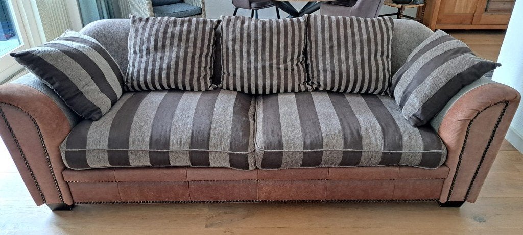 Comfortabele gestreepte bank met kussens, Huis en Inrichting, Banken | Bankstellen, Ophalen, Gebruikt, Klassiek, Comfortabel, Driepersoons
