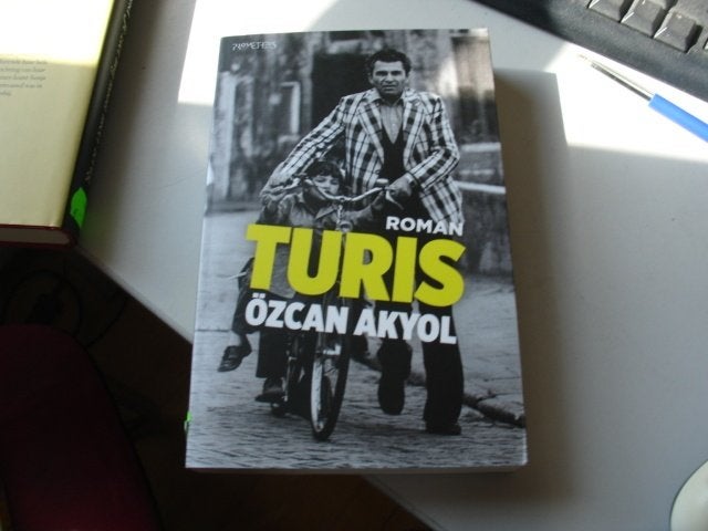 ozcan akyol - turis, Ophalen of Verzenden, Gelezen, Nederland