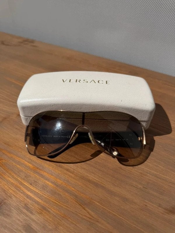 Versace Bruine Shield Zonnebril - MOD. 2101 - y2k, Ophalen of Verzenden, Zo goed als nieuw, Versace