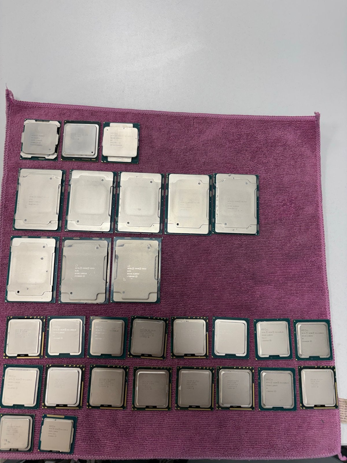 Partij van 29 Intel Xeon Processoren (Gold, Silver, E3, E5), Computers en Software, Processors, 6-core, Gebruikt, Intel, Intel