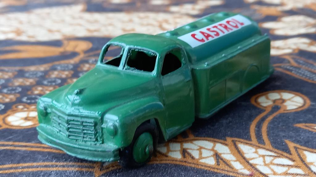 Oude Dinky Toys model tankwagen uit Engeland 11 cm., Ophalen of Verzenden