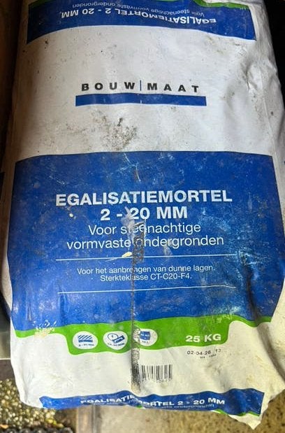 8 zakken Egalisatiemortel voor €95, Doe-het-zelf en Verbouw, Ophalen, Nieuw