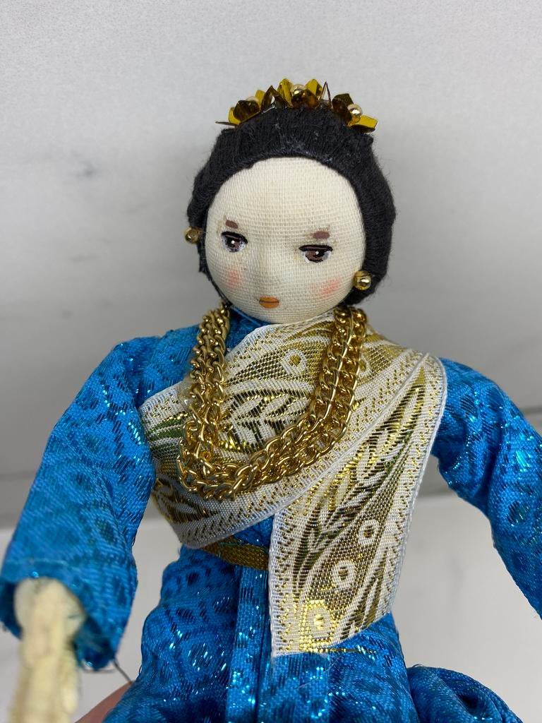 Handmade Thaise pop jaren ‘60 “meisje speelt tephon”, Ophalen of Verzenden, Zo goed als nieuw, Pop
