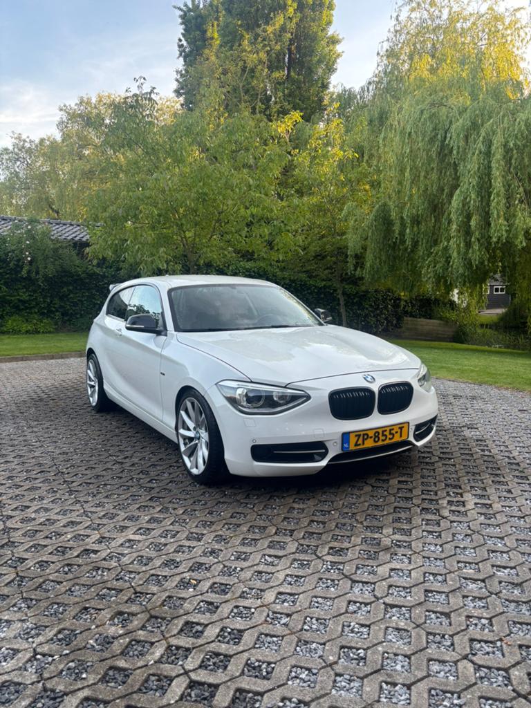 BMW 116i f20 2012 met werk (lees beschrijving), Auto's, BMW, 1-Serie, 4 cilinders, Wit, 1200 kg