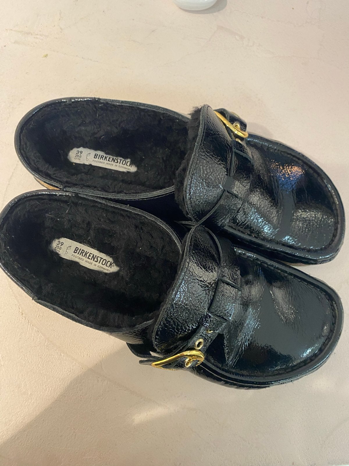 Birkenstock Boston MT39 Lak Zwart met Bont - Maat 39, Kleding | Dames, Ophalen of Verzenden, Zo goed als nieuw, Zwart, Slippers