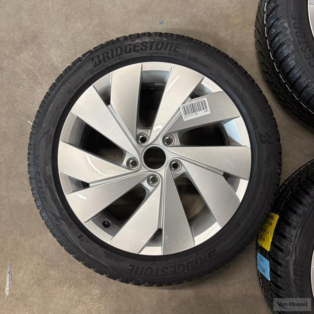 VW Golf 8 Bridgestone Blizzak LM005 205/50/R17 93H, Gebruikt, -, -, Banden en Velgen