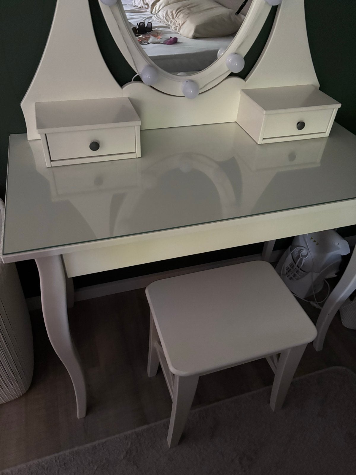 Hemnes wirte  kaptafel met spiegel en krukje en lampjes, Huis en Inrichting, Tafels | Kaptafels, Ophalen, Gebruikt, 100 tot 150 cm