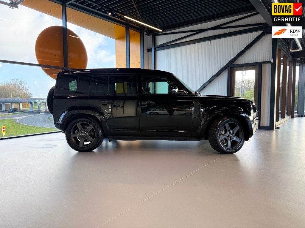 Land Rover Defender 110 2.0 P300e 110 X-Dynamic SE, Gebruikt, Met garantie (alle), 15 kWh, Zwart