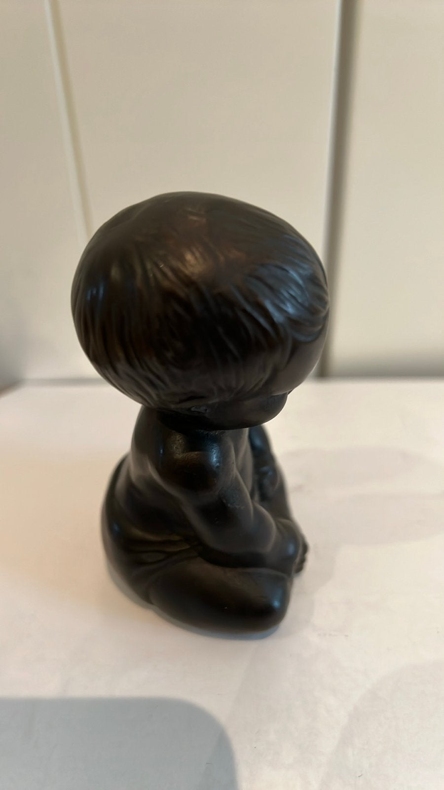 Vintage beeldje van zittende baby, donkerbruin, Ophalen, Gebruikt, Mens