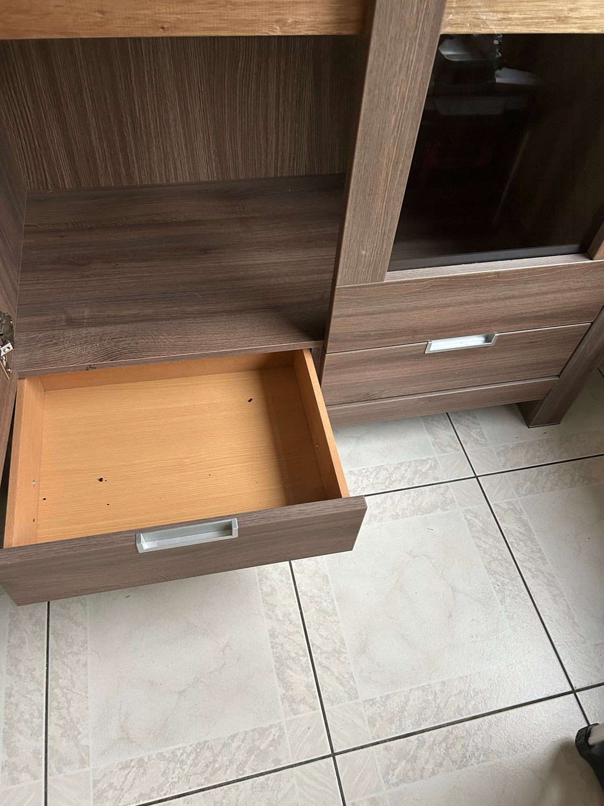 Foto 6 van Servieskast met glazen planken + deuren en lades