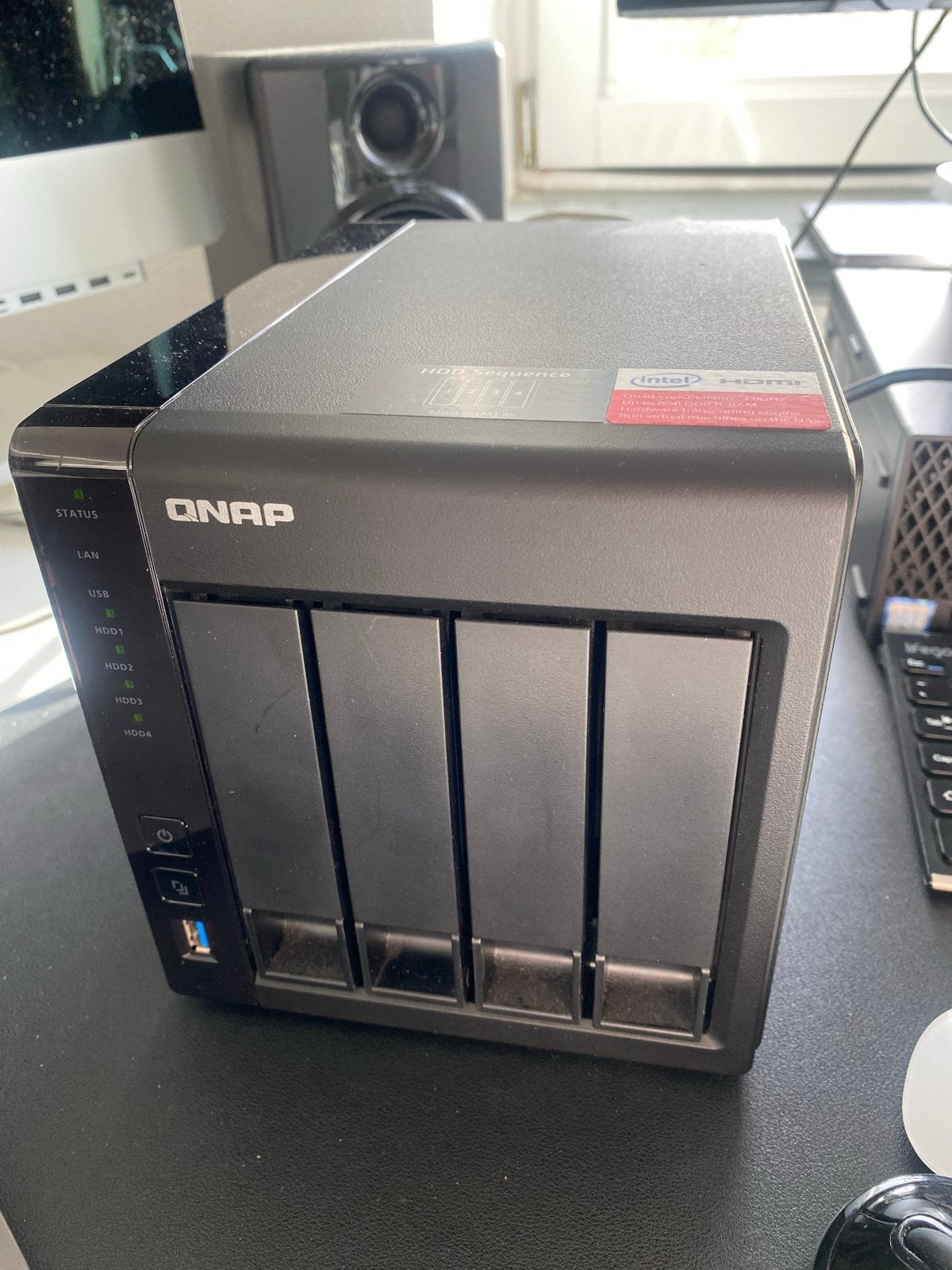 QNAP NAS met Intel Celeron en 4x2TB WD Red HDD, Computers en Software, Ophalen, Gebruikt
