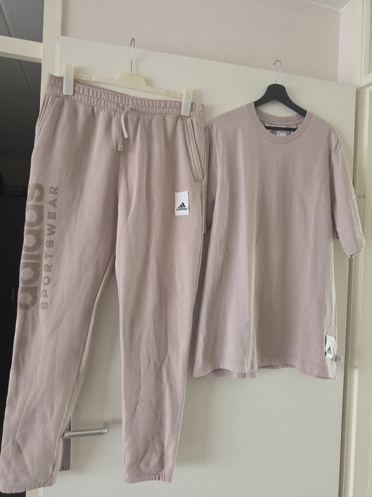Adidas Sportswear set - Joggingbroek en T-shirt, Adidas, Beige, Zo goed als nieuw, Lang