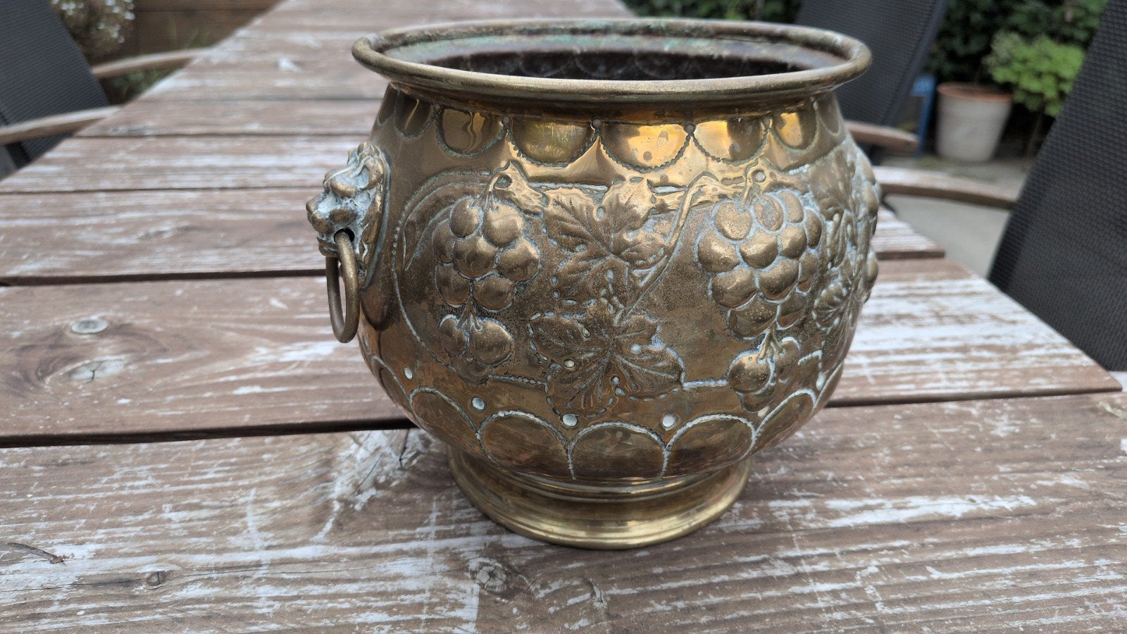 Antieke Koperen Pot met Druiven en Leeuwenkop Decoratie, Antiek en Kunst, Antiek | Koper en Brons, Ophalen of Verzenden