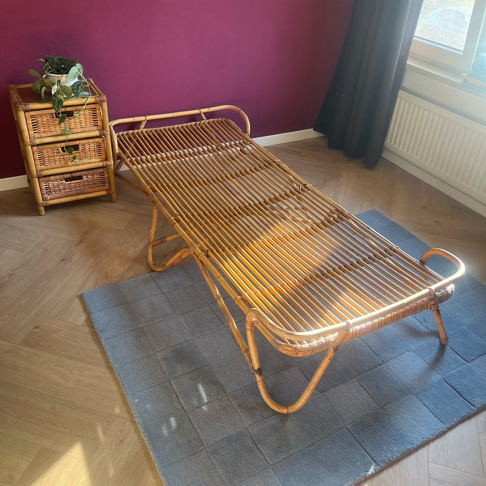 Rotan bed, nachtkastje en tapijt, Ophalen, Gebruikt, 180 cm of meer, 85 tot 100 cm