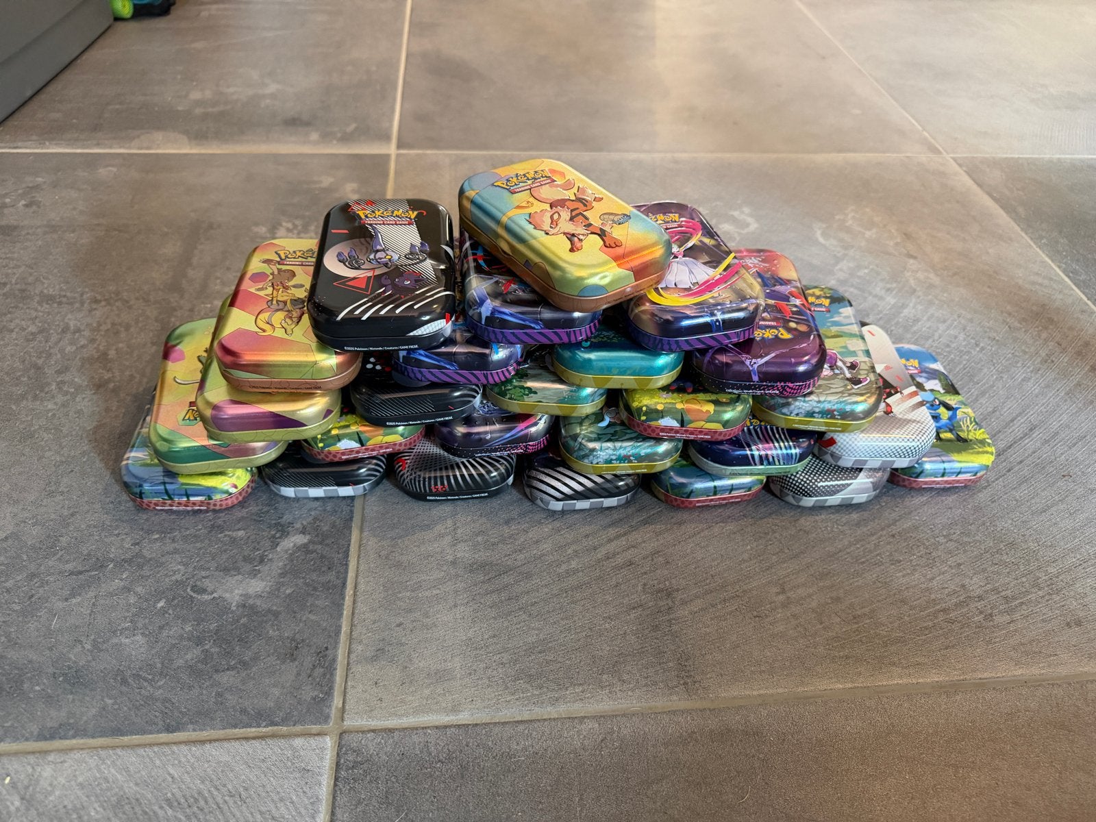 Mystery Tin met 40 Pokémonkaarten - Diverse Collectie, Hobby en Vrije tijd, Ophalen of Verzenden, Zo goed als nieuw, Meerdere kaarten