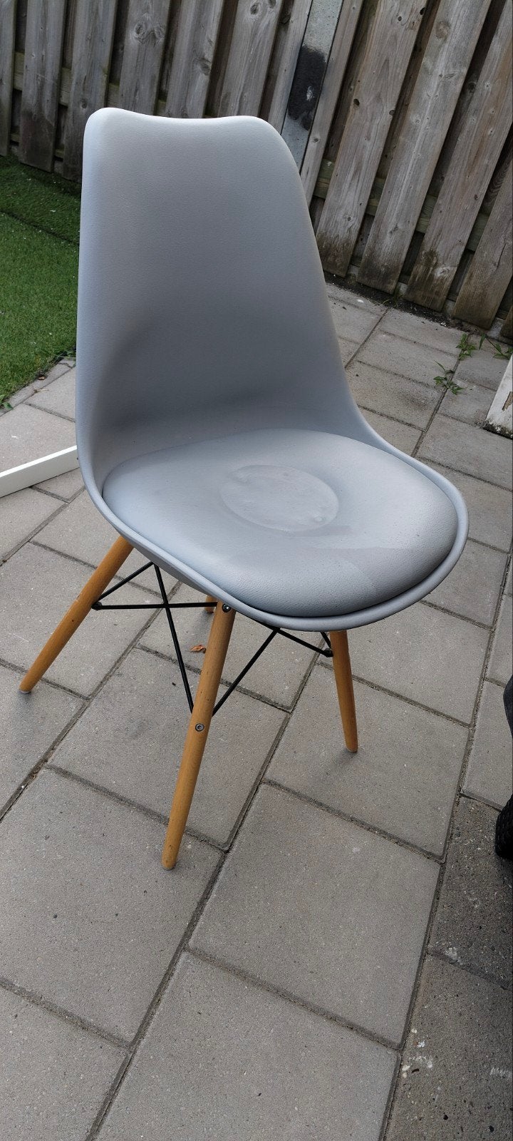Set van 4 grijze eetkamerstoelen met houten poten, Huis en Inrichting, Stoelen, Gebruikt, Vier, Ophalen, Hout