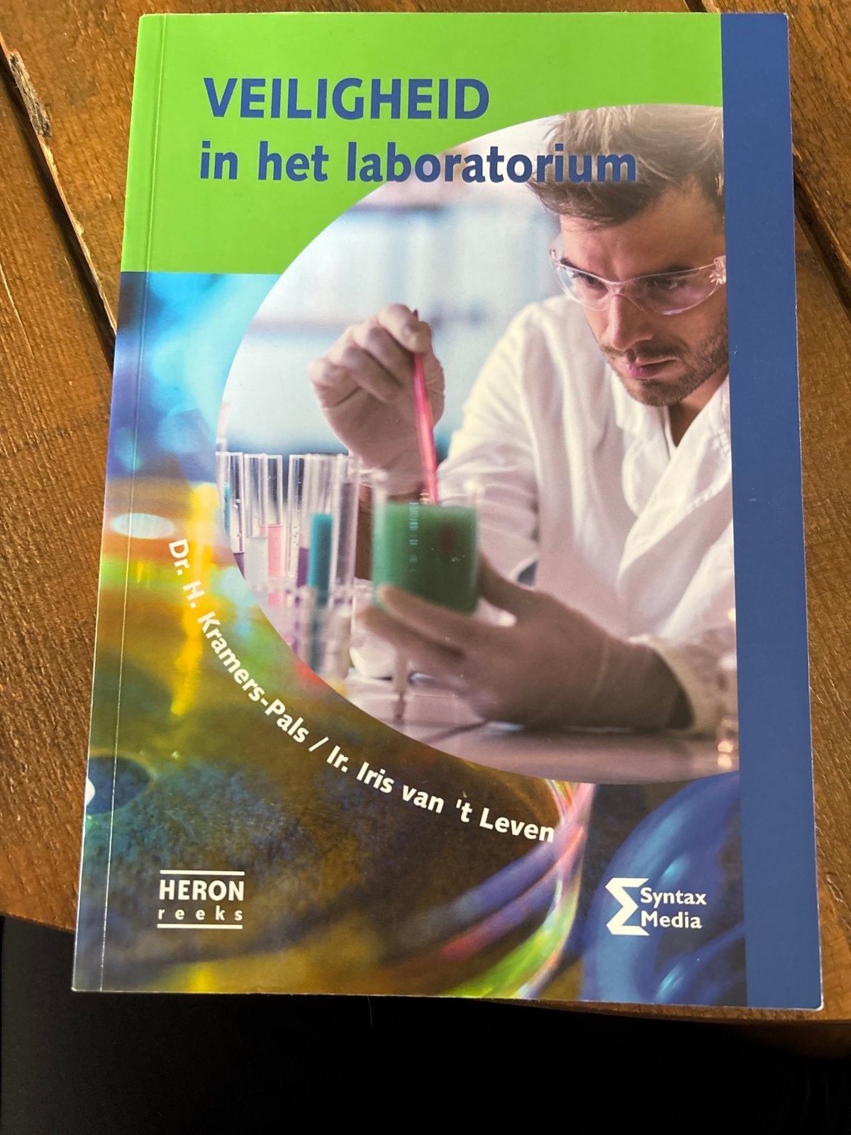 Veiligheid in het laboratorium - Dr. H. Kramers-Pals, Ophalen of Verzenden, Beta, Zo goed als nieuw, HBO