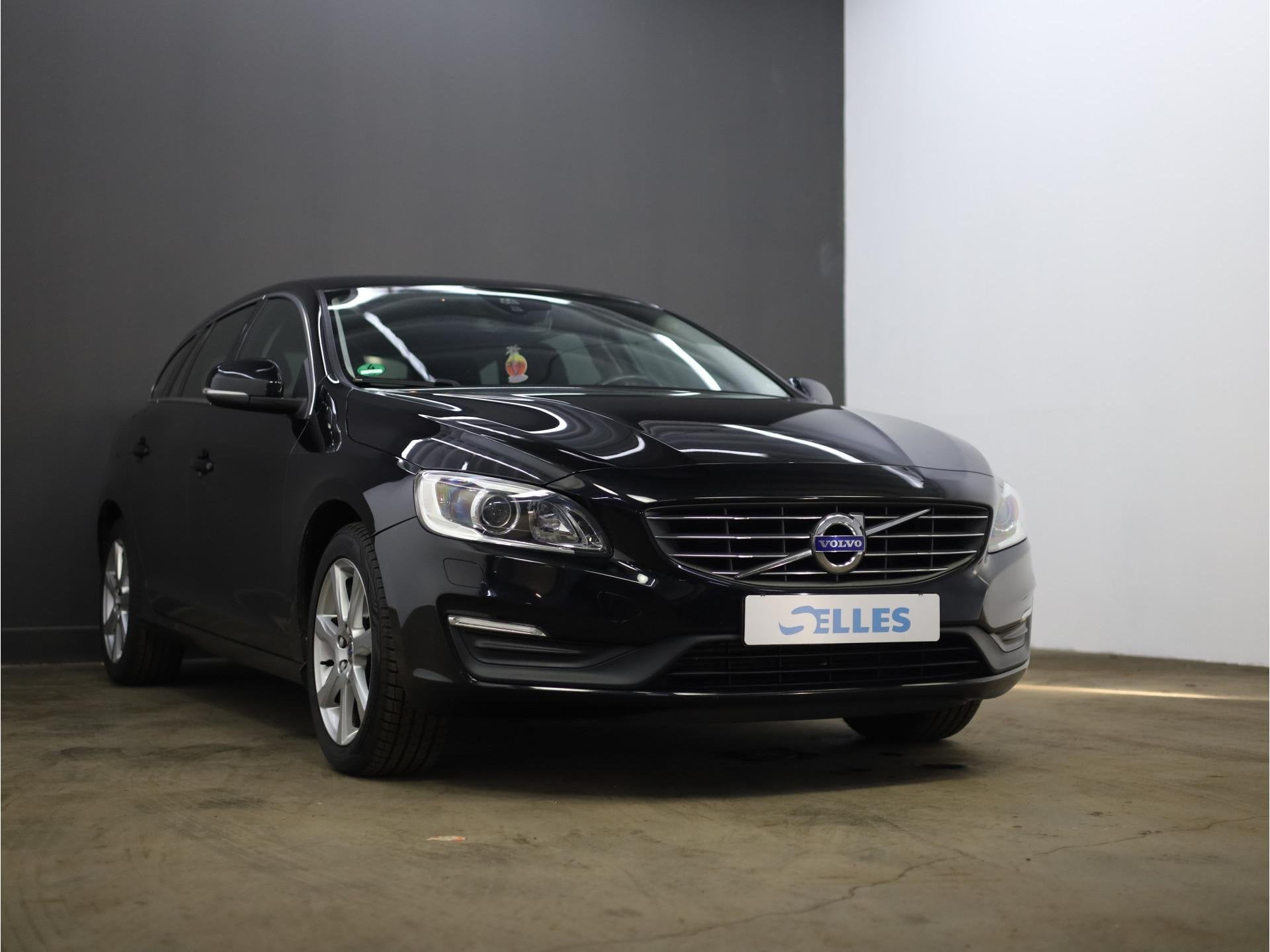 Volvo V60 1.5 T3 Nordic+ | Trekhaak | Stoelverwarming |, Auto's, Leder en Stof, Zwart, Origineel Nederlands, 154 pk