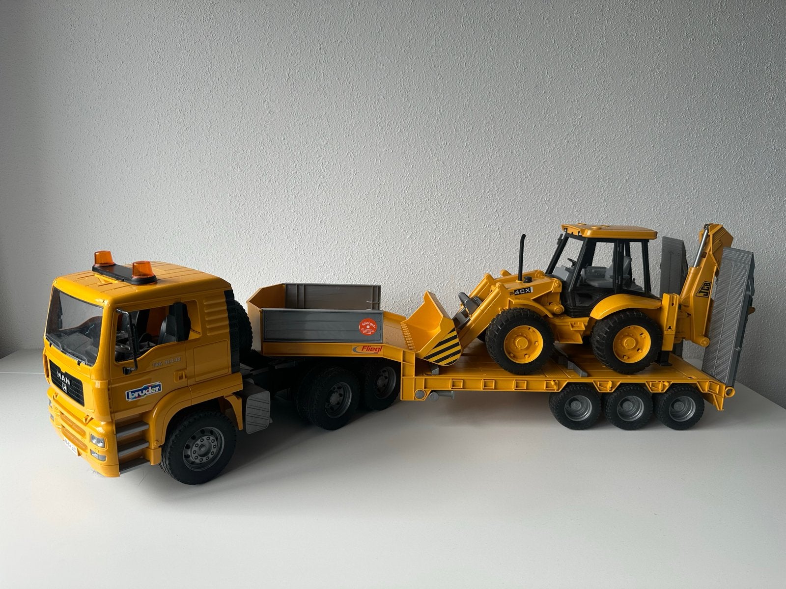Bruder MAN vrachtwagen met dieplader en JCB graafmachine, Ophalen, Zo goed als nieuw