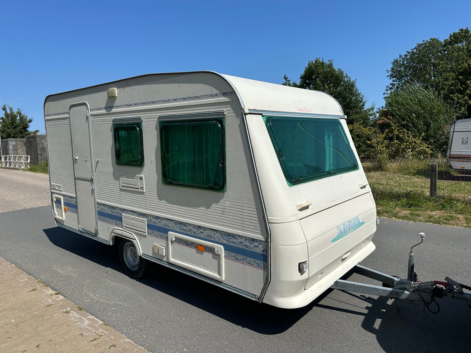 Adria Unica A390DS caravan 4 persoons met voortent, Caravans en Kamperen, Standaardzit, Omvormbare zithoek, Bedrijf, Adria