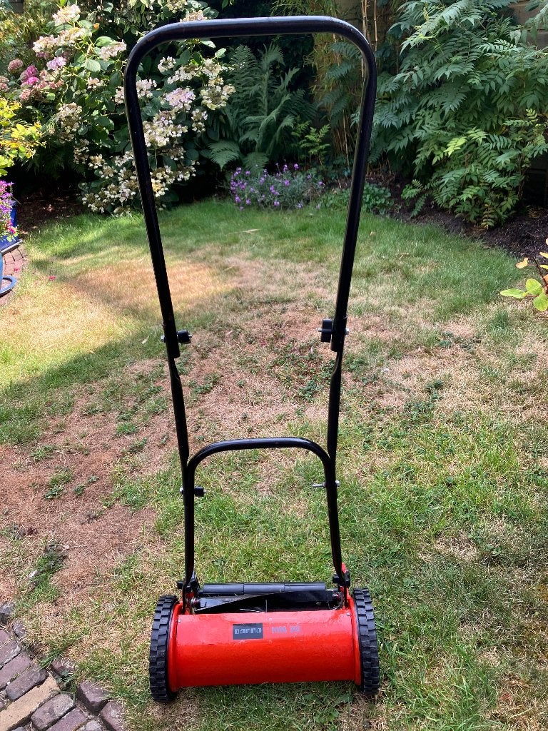 Grasmaaier in uitstekende en scherpe staat, Tuin en Terras, Grasmaaiers, Ophalen, Handgrasmaaier, Zo goed als nieuw, 30 t/m 39 cm