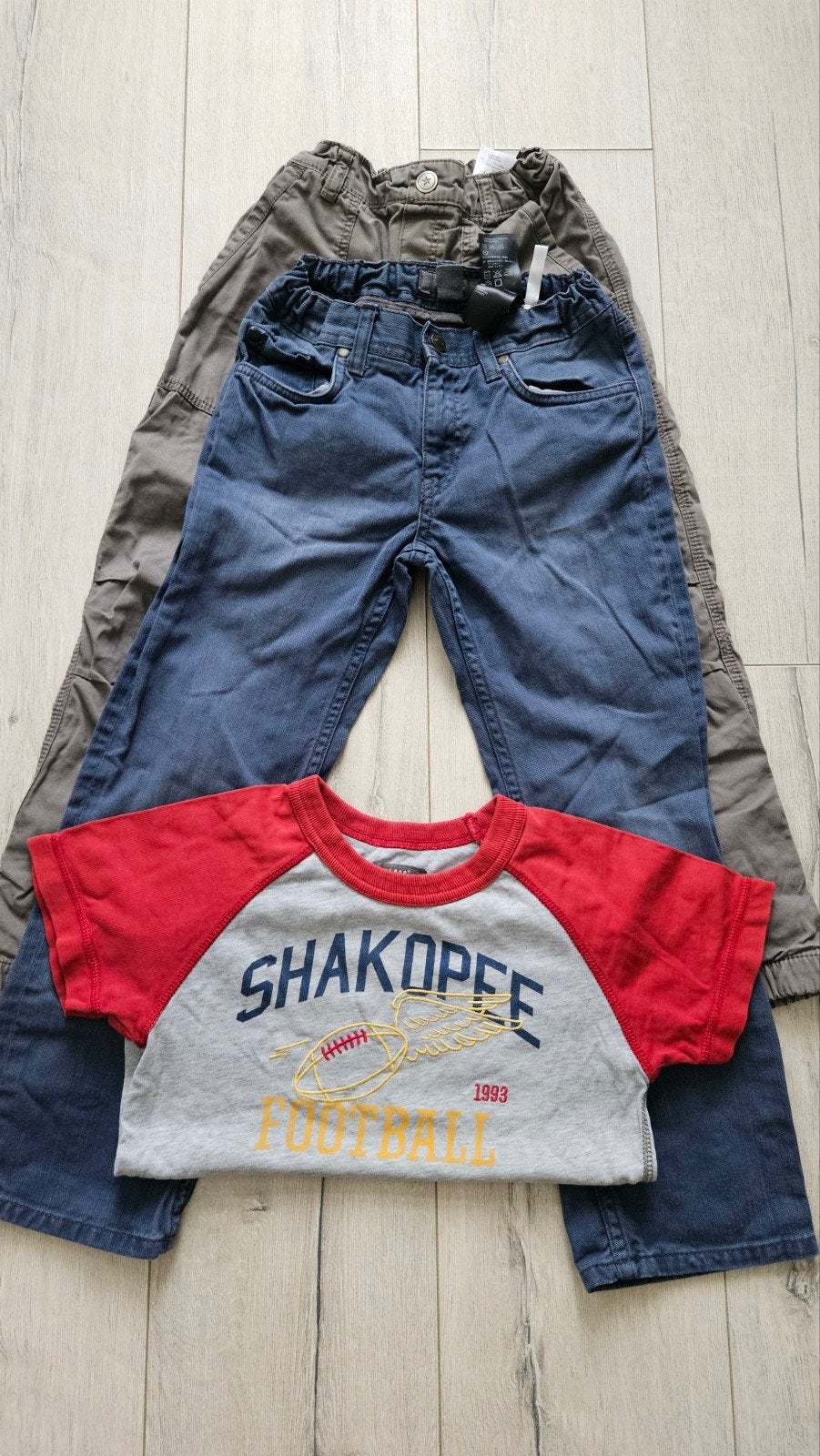 2 broeken maat 122 en 1 T-shirt 116, Kinderen en Baby's, Kinderkleding | Overige, Ophalen of Verzenden, Gebruikt, L.O.G.G. (H&M)