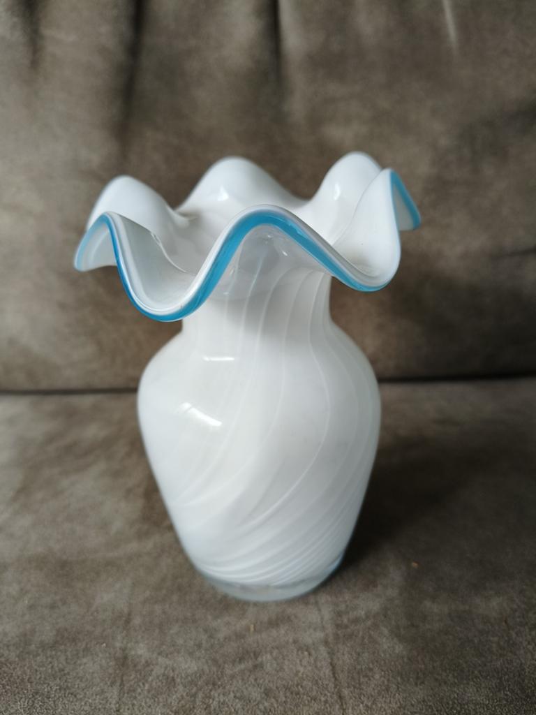 Puntgave Murano vaas, handgeblazen, wit met blauwe rand, Ophalen of Verzenden