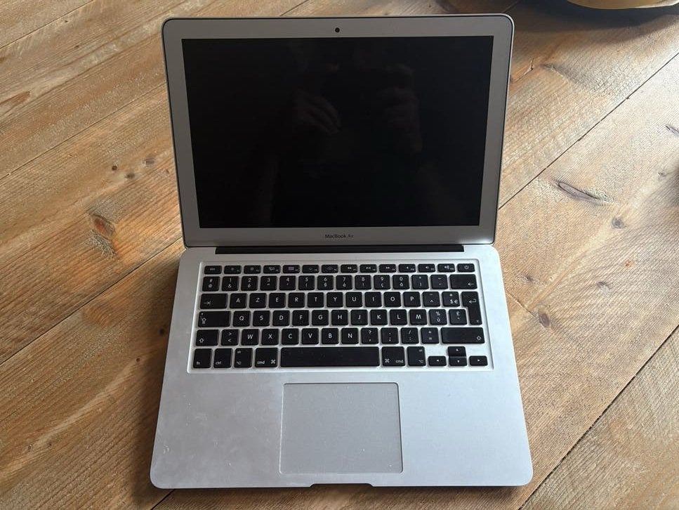 MacBook Air 13 inch - Gebruikt met oplader, Computers en Software, Apple Macbooks, Ophalen, Gebruikt, 256 GB, Qwerty