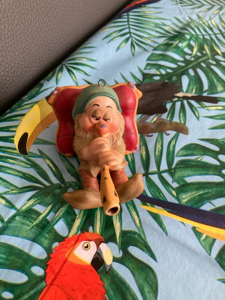 WDCC SNOW WHITE Sleepy ( sneeuwwitje ) ornament, Ophalen of Verzenden, Sneeuwwitje of Doornroosje, Beeldje of Figuurtje