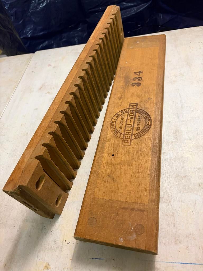 Vintage Houten Perlu-Vorm Krulspeldenhouder - Helmond, Antiek en Kunst, Ophalen