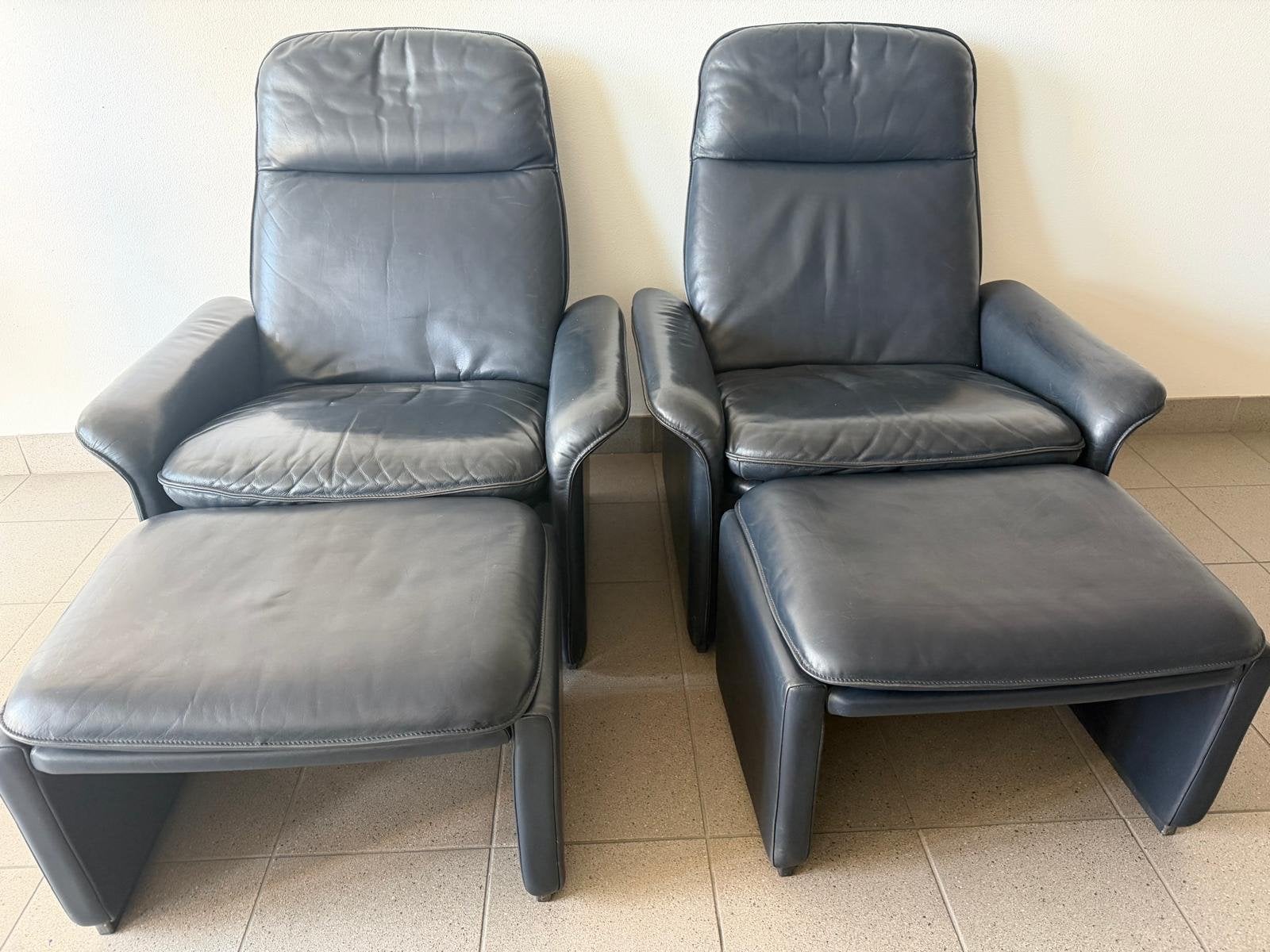 DeSede DS50/55 blauw leren design set met leren hockers, Huis en Inrichting, Fauteuils, Ophalen, Gebruikt, DeSede DS50/55 blauw, Neck leer, traploos instelbaar.