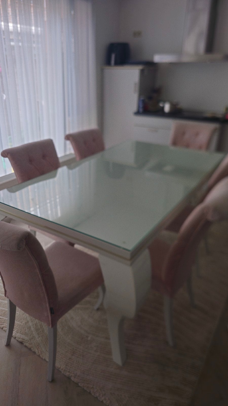 Elegante eettafel met glazen blad en 6 roze stoelen, Huis en Inrichting, Tafels | Eettafels, Ophalen, 50 tot 100 cm, Zo goed als nieuw