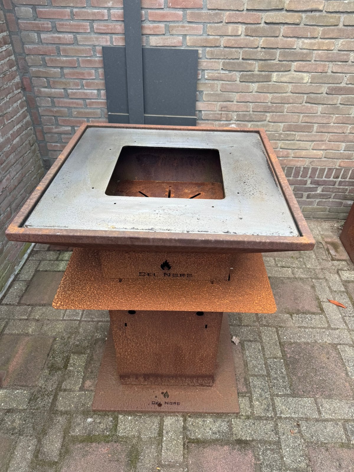 Del Nord cortenstalen barbecue / plancha, Tuin en Terras, Houtskoolbarbecues, Ophalen of Verzenden, Zo goed als nieuw