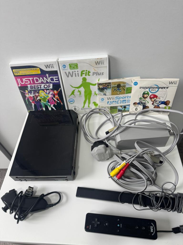 Nintendo wii familie editie met alle toebehoren, 1 speler, Ophalen of Verzenden, Zo goed als nieuw, Vanaf 3 jaar