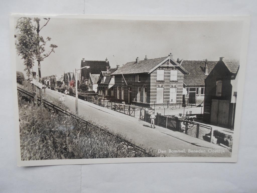 Den Bommel Overflakkee een schitterende Beneden Oostdijk, Verzamelen, Ansichtkaarten | Nederland, Ophalen of Verzenden, 1940 tot 1960