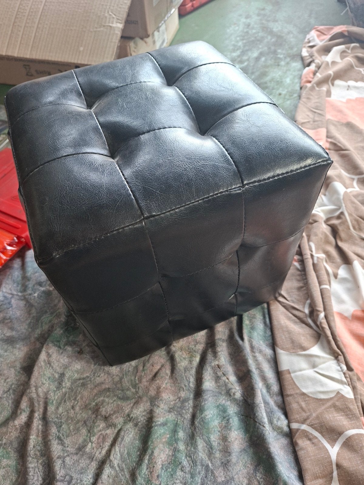 Zwarte lederlook poef - Vierkant en stijlvol, Gebruikt, Vierkant, Minder dan 50 cm, Ophalen of Verzenden