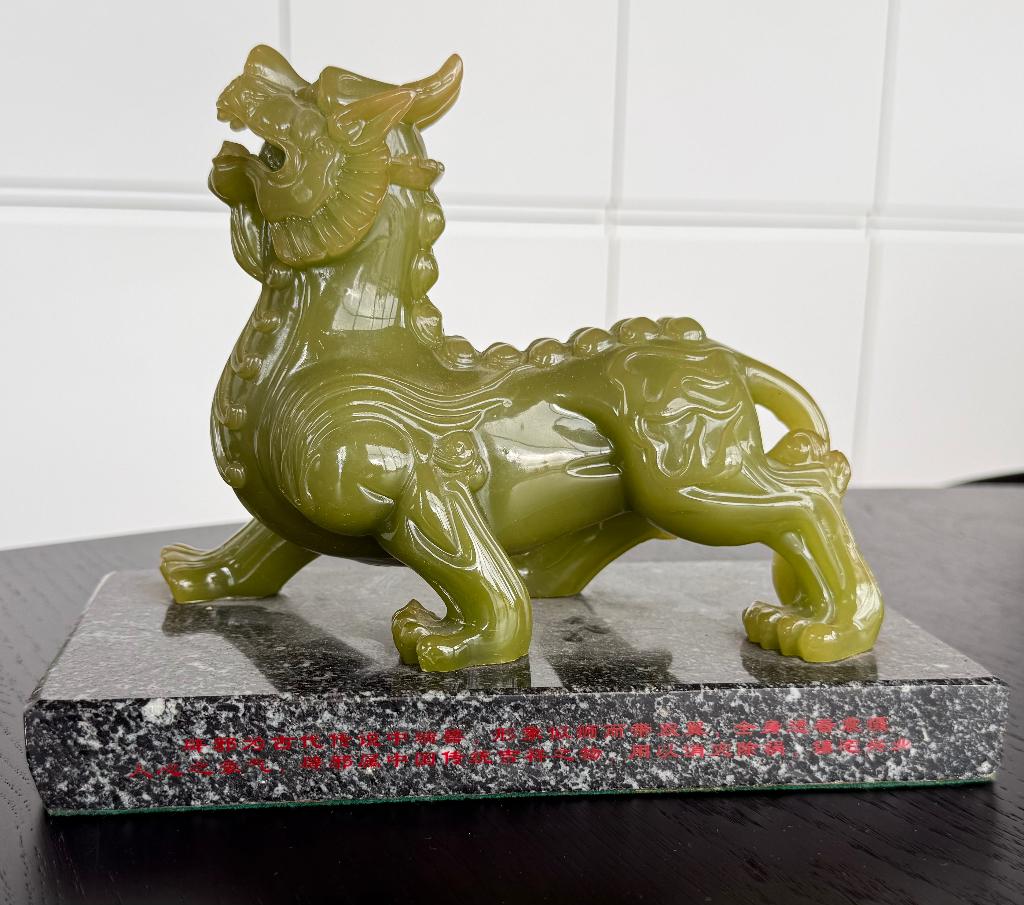 Chinese Foo Dog / Qilin op marmeren voet,  jade look, 2,8 kg, Ophalen, Zo goed als nieuw