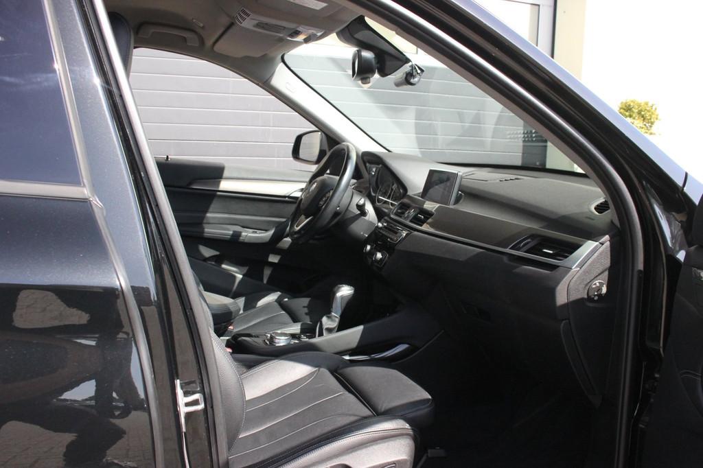 BMW X1 xDrive20i High Executive xLine | Trekhaak | Leer |, 1998 cc, Gebruikt, 2000 kg, Zwart
