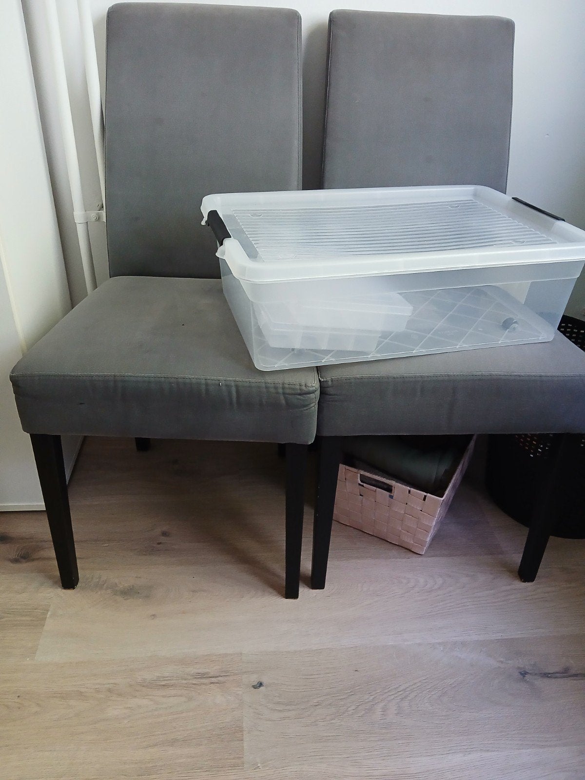 2 eetkamerstoelen gratis af te halen, Huis en Inrichting, Stoelen, Gebruikt, Twee, Hout, Stof, Grijs, Ophalen of Verzenden