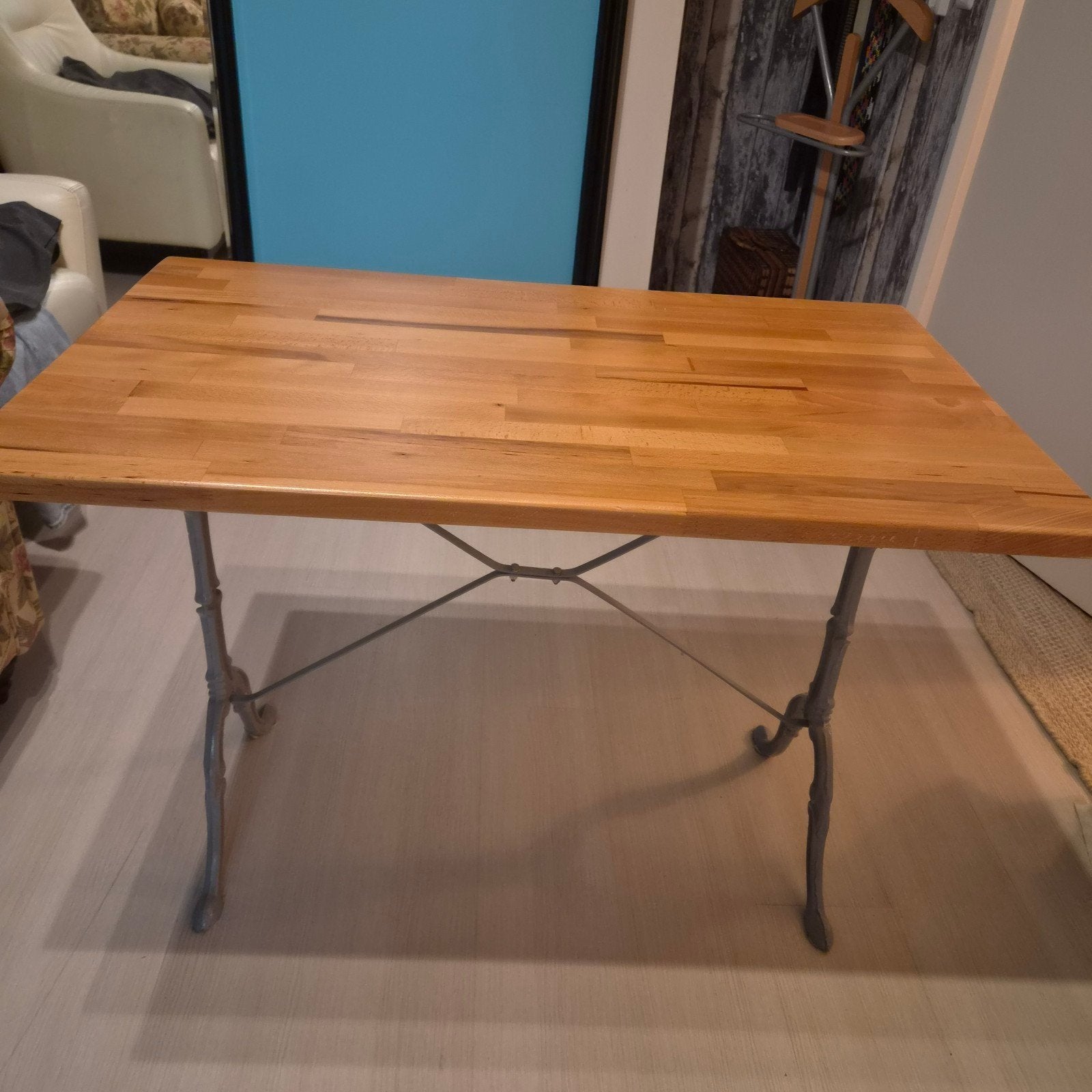 tafeltje met grijs gecoatte onderstel beukenbladl, Ophalen, Metaal of Aluminium, Nieuw, 75 cm of meer