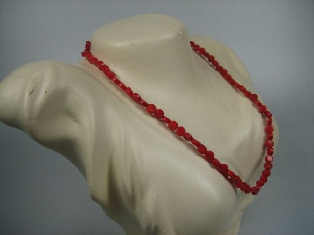 Antiek rond geslepen Bloedkoralen collier met karabijnhaak, Verzenden, Goud, Ketting, Met edelsteen