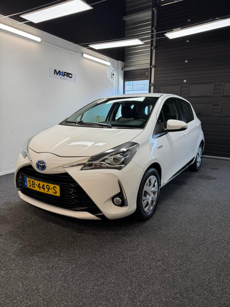 Toyota Yaris 2017 Wit, Euro 6, 4 cilinders, Bedrijf, Grijs