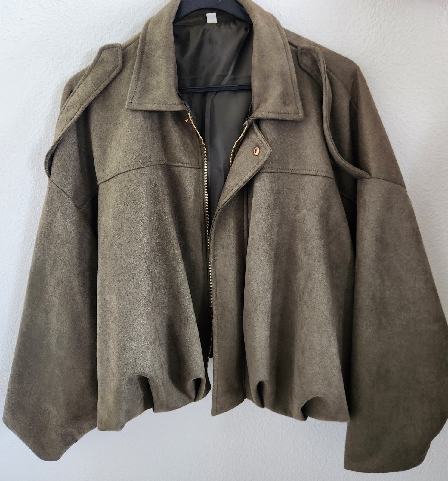 bomberjas kleur leger groen, merk shein

Op het label staat, Maat 38/40 (M), Ophalen of Verzenden, Zo goed als nieuw, Groen