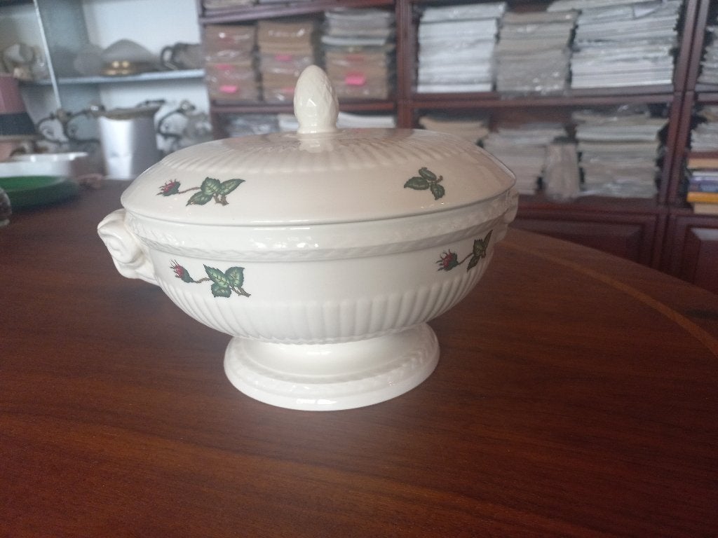 Wedgwood Moss Rose dekschaal 20.5 cm, Ophalen of Verzenden, Overige stijlen, Aardewerk, Schaal of Schalen