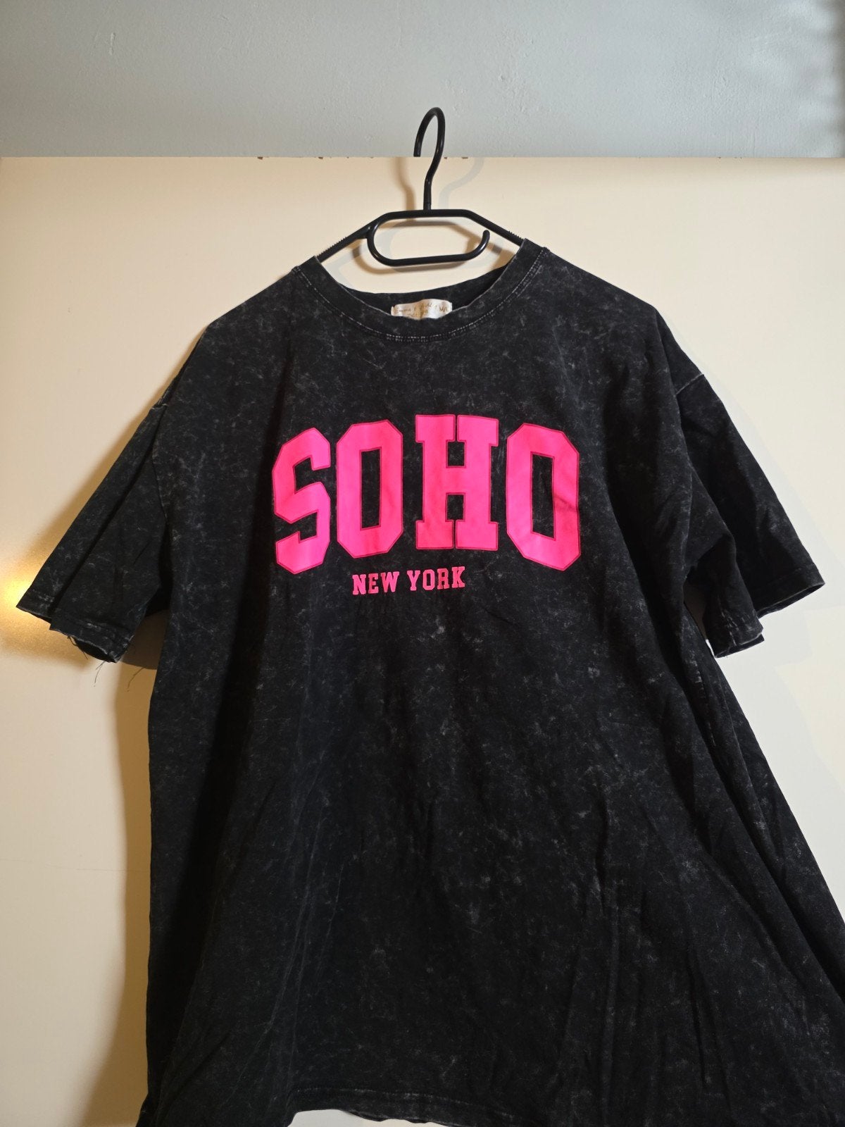 Zwart T-shirt met roze 'SOHO NEW YORK' opdruk, Maat 38/40 (M), Zwart, Ophalen of Verzenden, Zo goed als nieuw