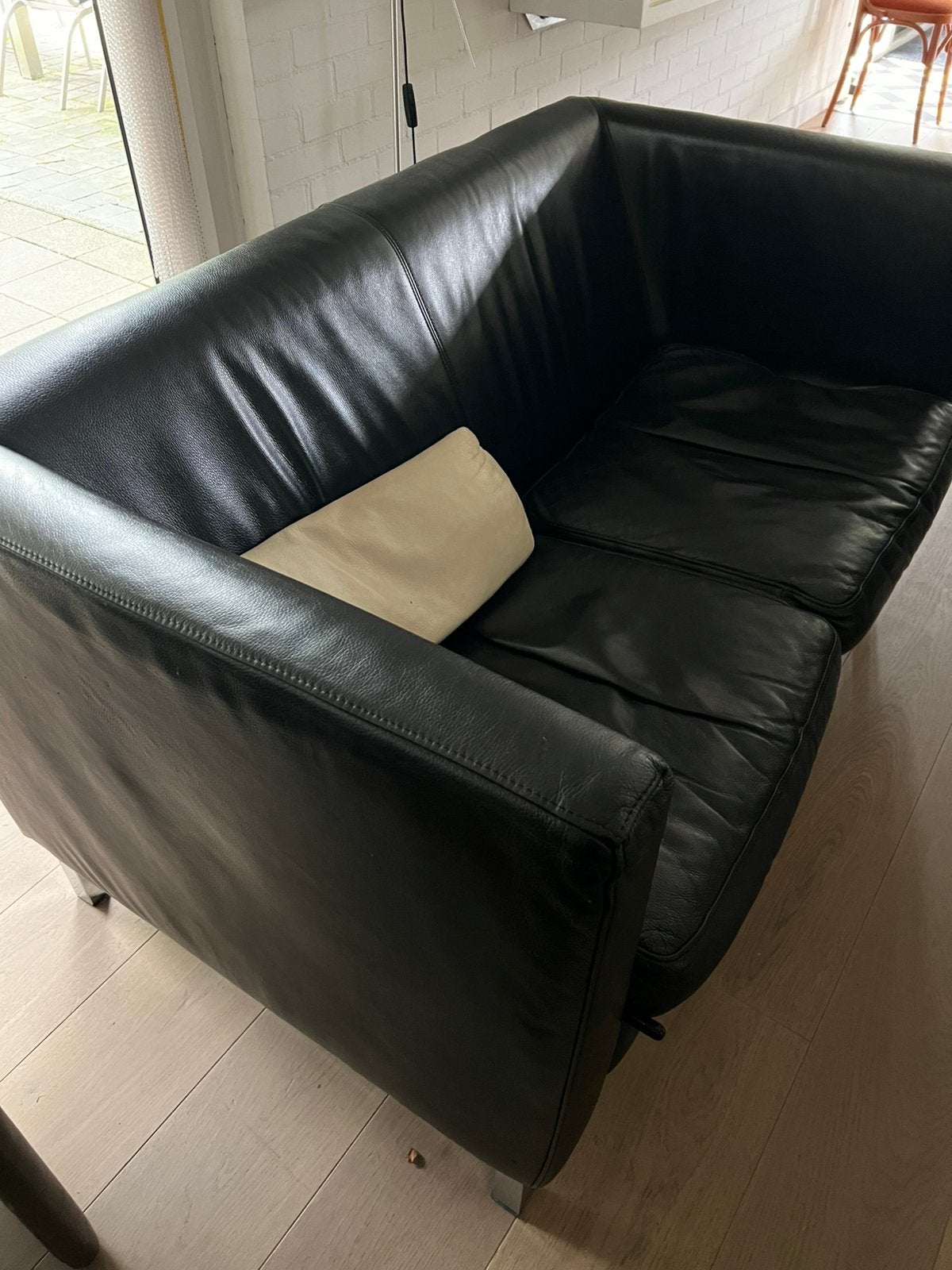 Zwart leren bank, Huis en Inrichting, Banken | Sofa's en Chaises Longues, Ophalen, Strak modern, Gebruikt, Tweepersoons